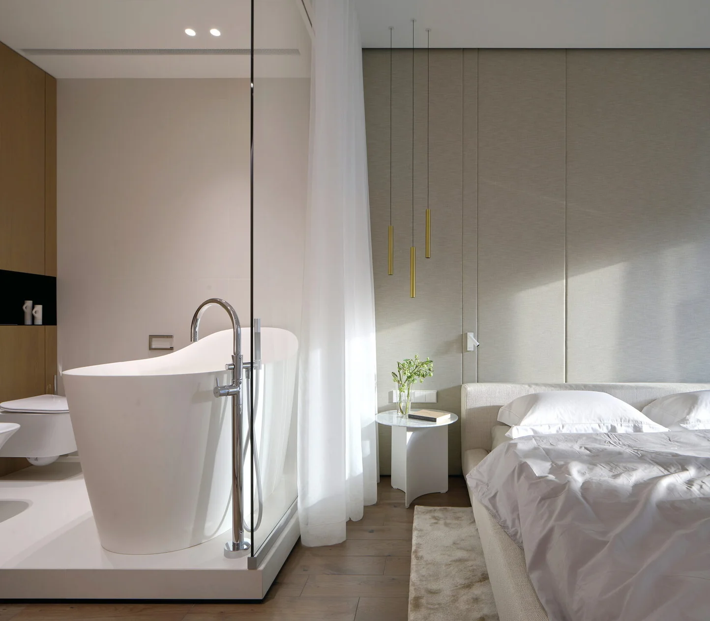 Интерьер спальни, объединенной с ванной комнатой по концепции En Suite, общий вид
