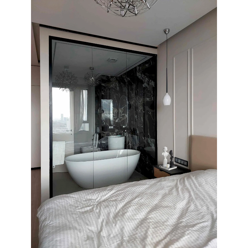 Спальня и ванна разделены стеклянной перегородкой, ванна как арт-объект