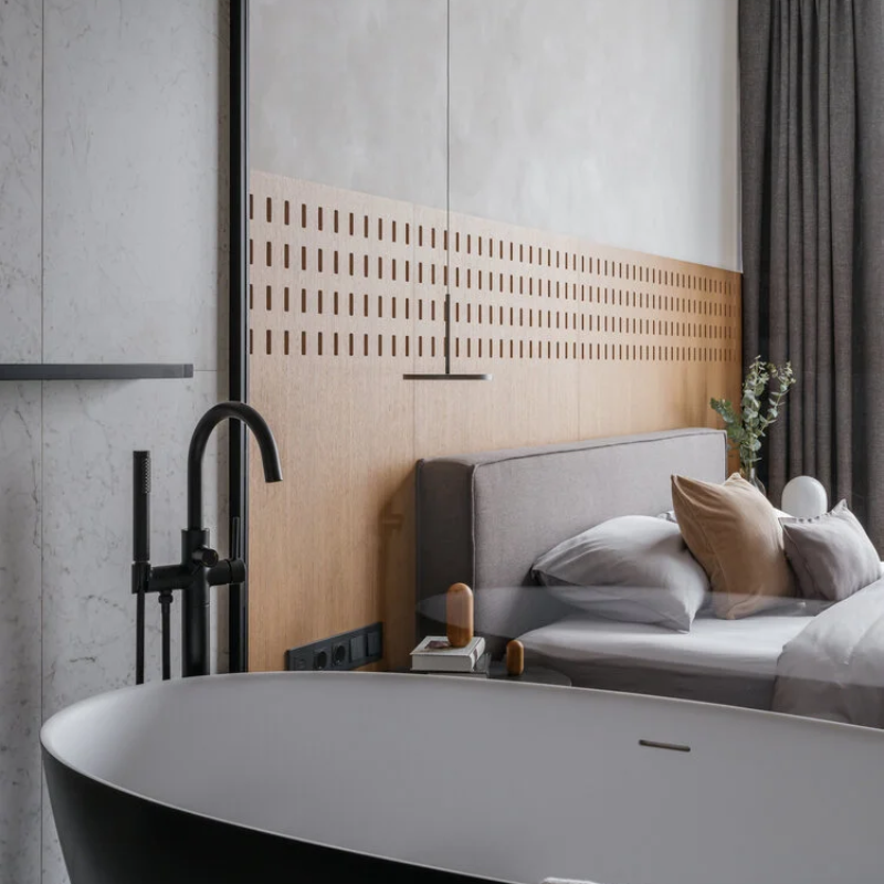 Отдельно стоящая ванна в спальне у окна, ванна как предмет мебели