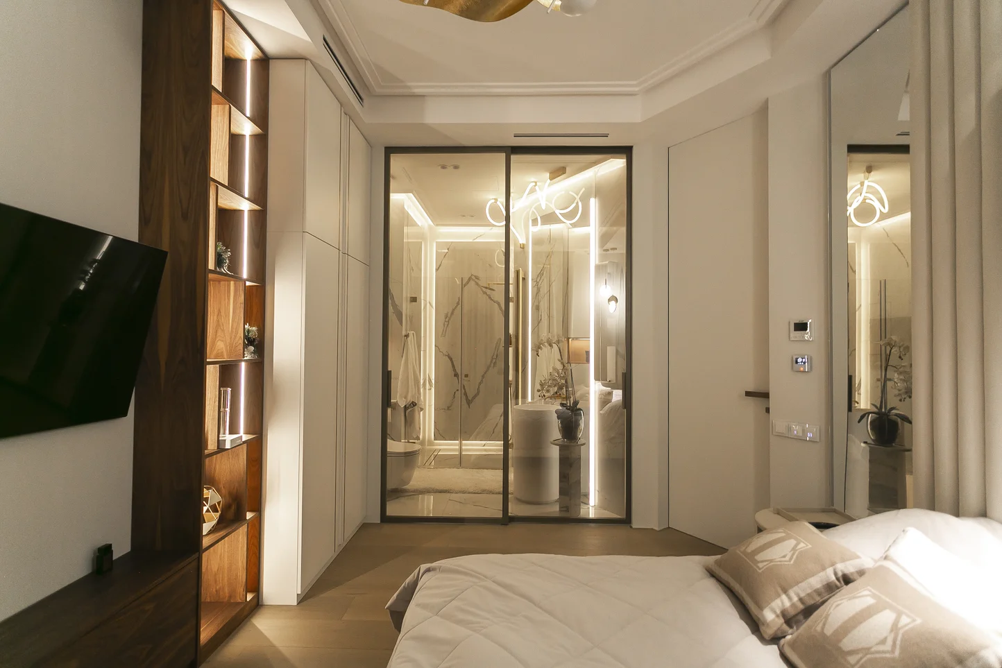 Многоуровневое освещение в объединенном пространстве спальни и ванной, подсветка пола